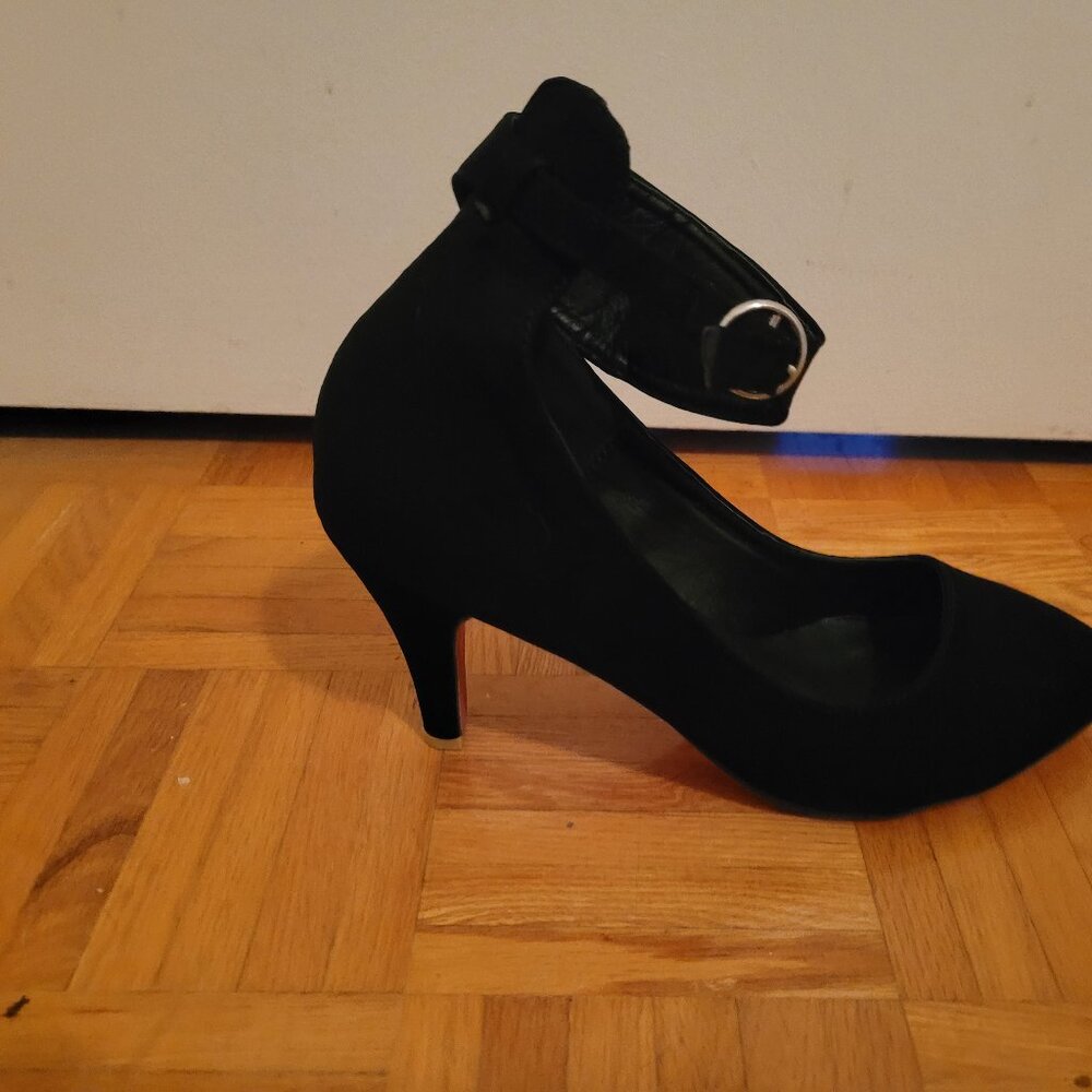 New pair of sexy black pumps